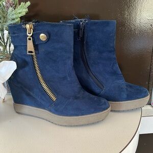 HIDG HEEL ANKLE BOOTS 
 SIZE
WOMAN 5
Girl 22